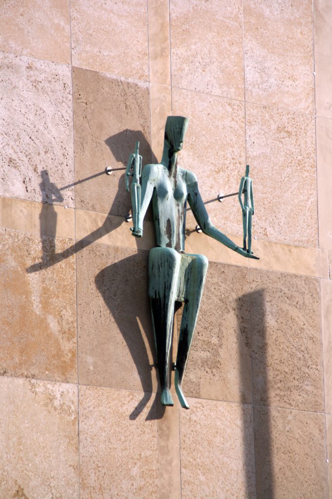 Justitia (1956) an der ehemaligen Generalstaatsanwaltschaft, Foto: Bärbel Mäkeler